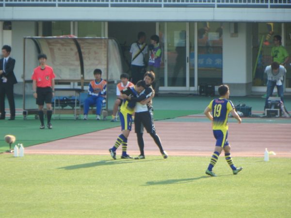 2016年Ｊ２第１３節・横浜FC戦。シュナイダーと抱き合うザスパクサツ群馬の坪内秀介