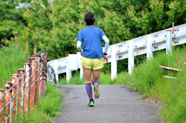 鶴見川青少年サイクリングコースを走るランナー (Runner running in the Tsurumi River Youth Cycling Course)